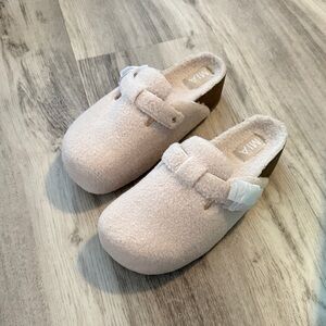 Brand new Girl Mia Shearling mule like shoes size 7